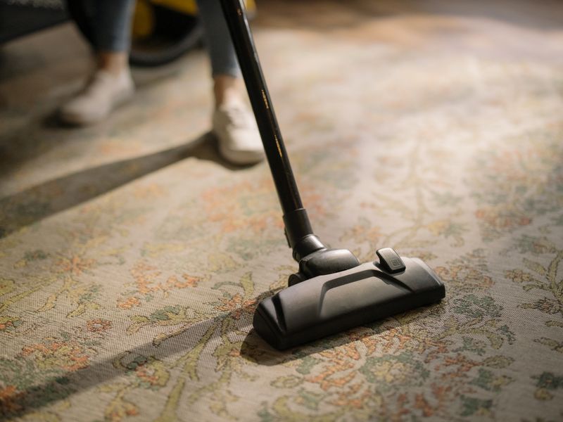 Vacuum cleaning a patterned rug